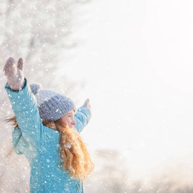 Kış Park'ta yürüyüş çocuk