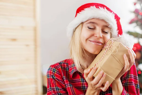 Glückliche Frau auf Weihnachtsbaum Hintergrund — Stockfoto