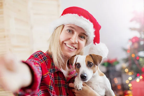 Glückliche Frau mit Hund in Weihnachtsdekoration — Stockfoto