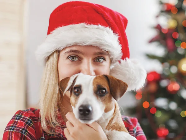 Glückliche Frau mit Hund in Weihnachtsdekoration — Stockfoto