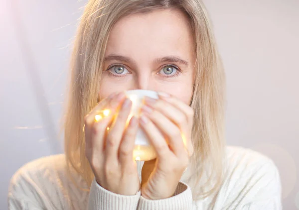 Frau trinkt Kaffee — Stockfoto