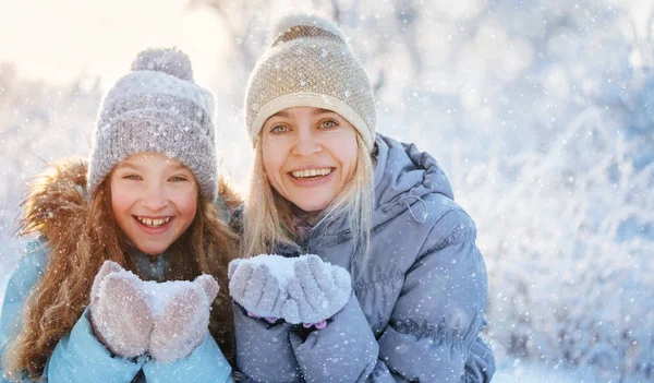 Familie op winter — Stockfoto