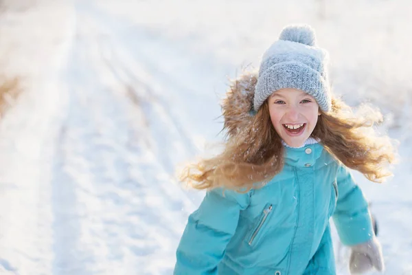 Barn gå på winter park — Stockfoto