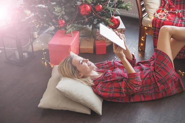 Mulher com tablet perto da árvore de natal — Fotografia de Stock