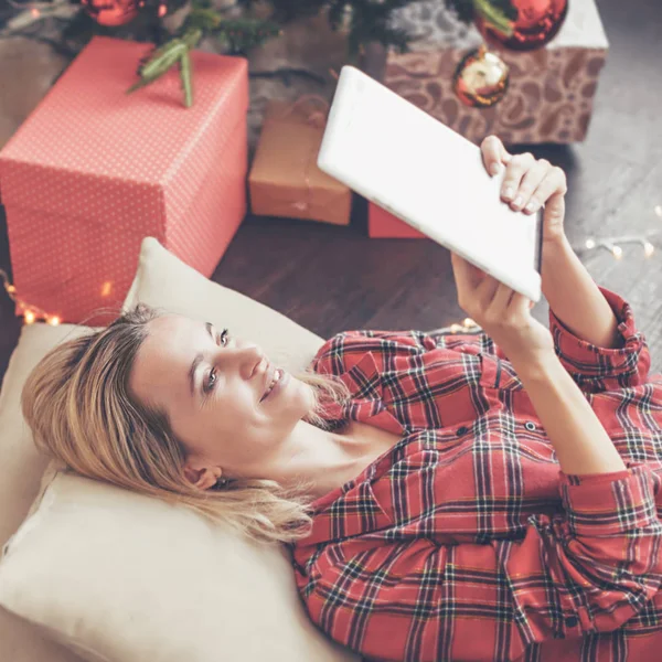 Mujer con tableta cerca del árbol de Navidad —  Fotos de Stock