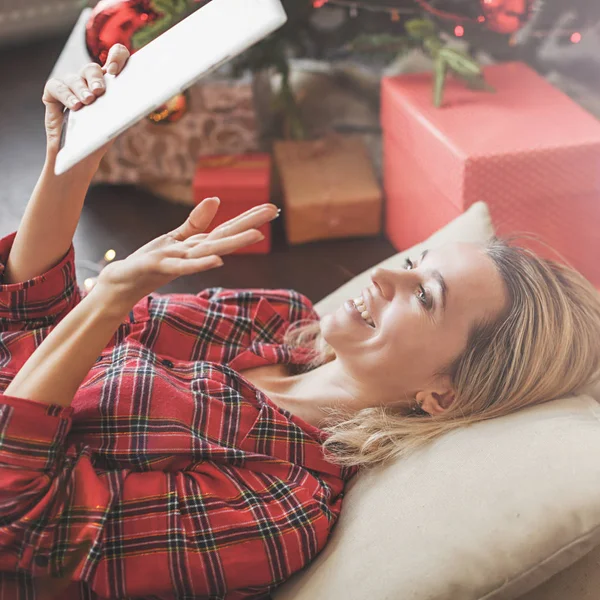 Frau mit Tablet in der Nähe des Weihnachtsbaums — Stockfoto