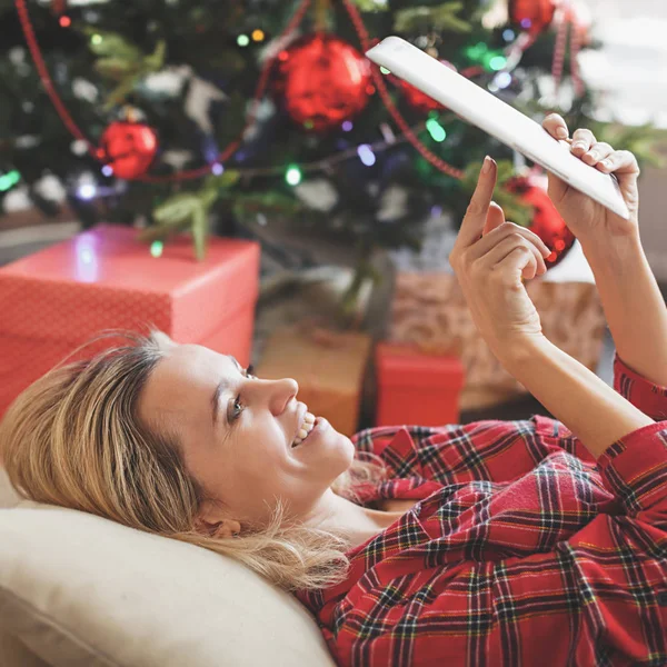 Nő tablettával közel karácsonyfa — Stock Fotó