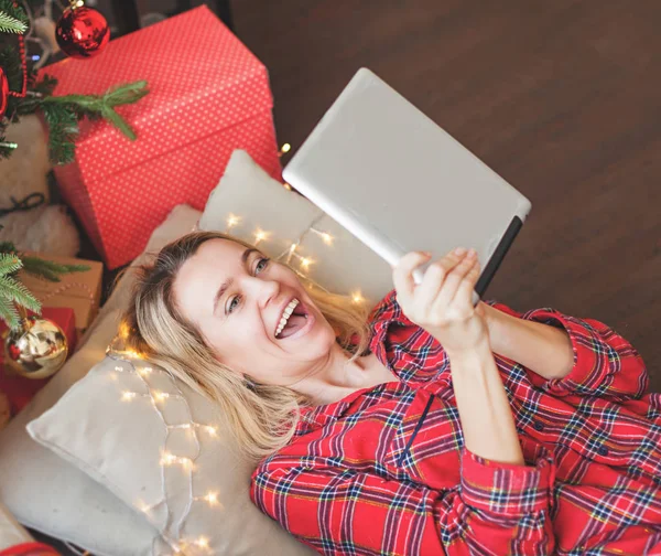 Mulher com tablet perto da árvore de natal — Fotografia de Stock