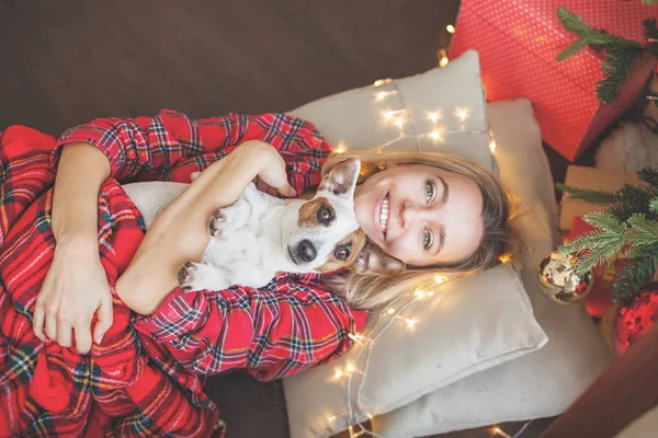 Glückliche Frau auf Weihnachtsbaum Hintergrund — Stockfoto