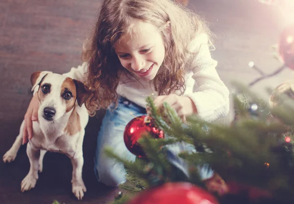 Christbaum Mit Kinderschmuck Kleines Mädchen Mit Hund Hause Frohes Neues — Stockfoto