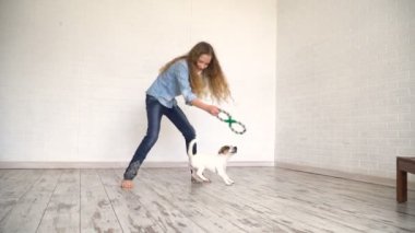 Evde köpeğiyle oynayan çocuk
