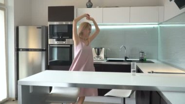 Mutfakta dans neşeli orta yaşlı kadın