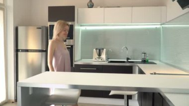Neşeli kadın mutfakta masada oturuyordu