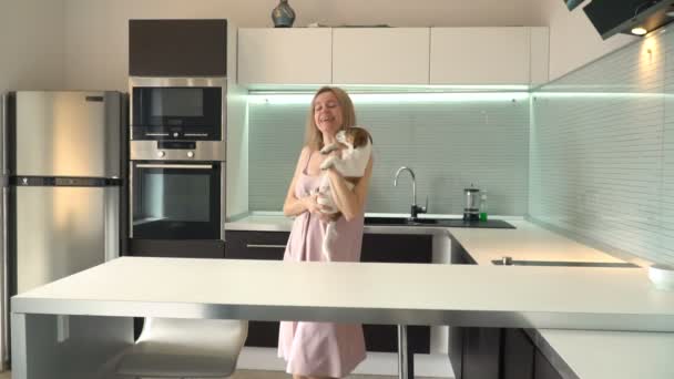 女性は 家で愛犬と戯れ 中年女性とペットの友達 — ストック動画