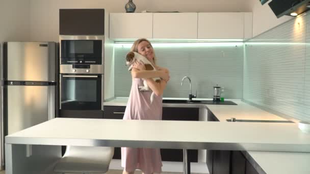 Женщина играет с его собакой дома — стоковое видео