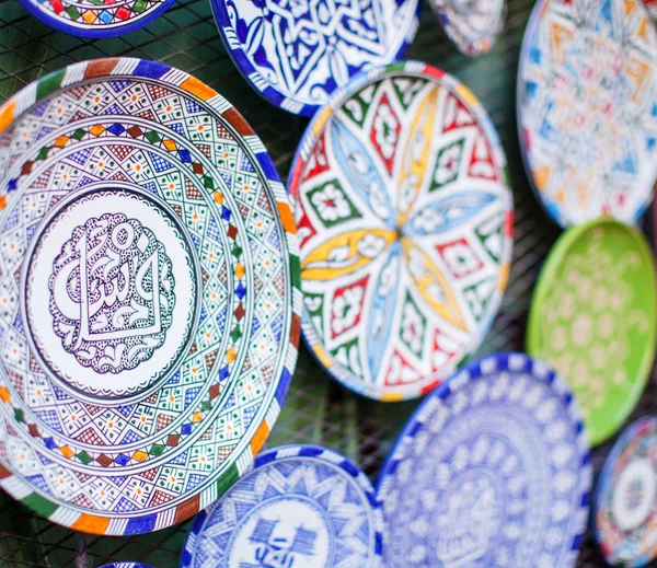 Souvenir di piatti colorati in vendita in un negozio in Marocco — Foto Stock