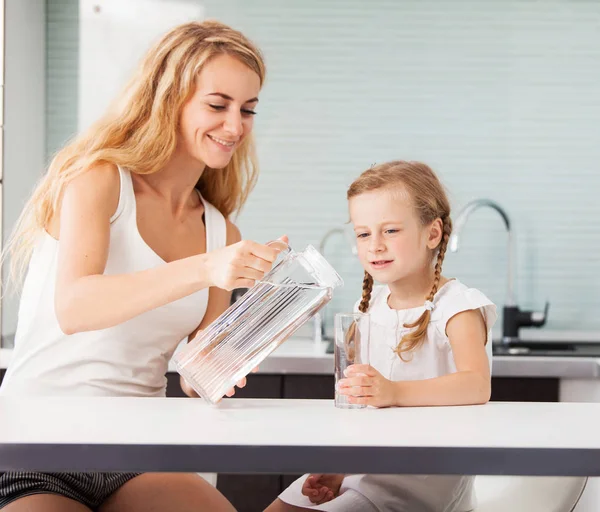 Enfant avec mère eau potable — Photo