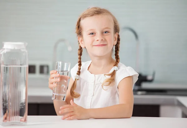 Bambino acqua potabile a casa — Foto Stock