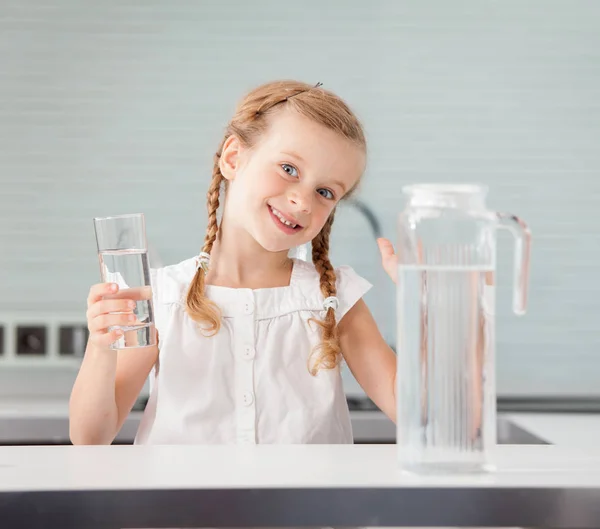 Bambino acqua potabile a casa — Foto Stock