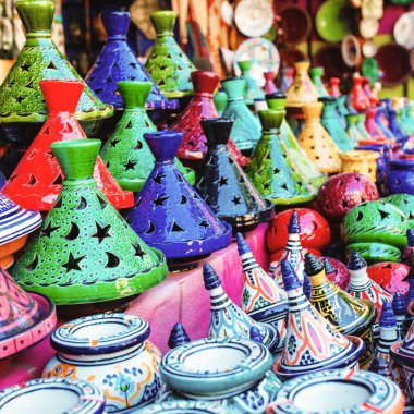 Renkli Tajine, tabaklar ve tencere kil Mor piyasada dışında