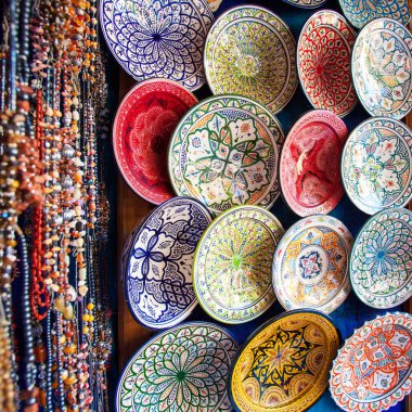 Renkli Tajine, tabaklar ve tencere kil Mor piyasada dışında