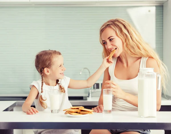 Enfant avec mère buvant du lait — Photo