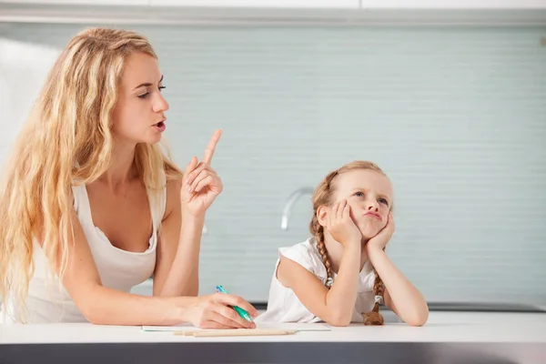 Le parent aide l'enfant à faire ses devoirs — Photo