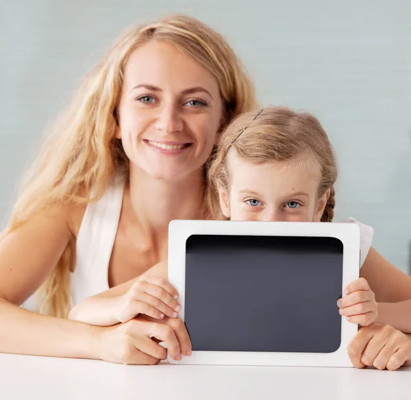 妇女和儿童的平板电脑 — 图库照片