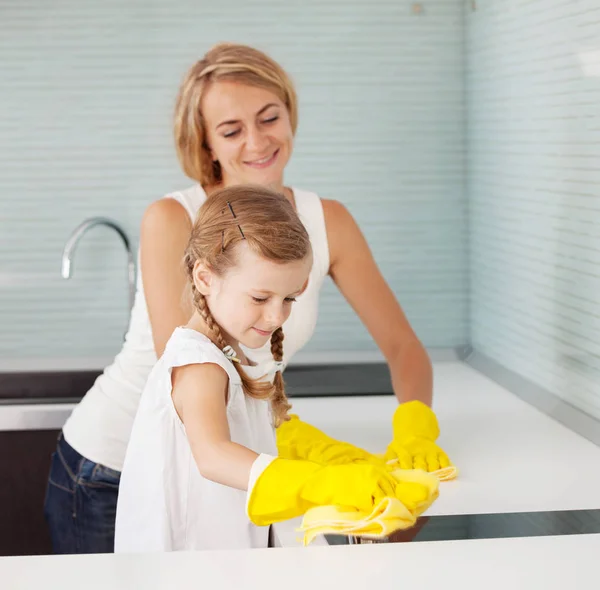 Mère avec enfant laver la cuisine — Photo