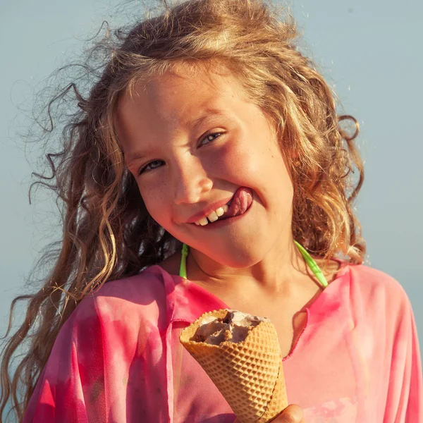 Ребенок с мороженым — стоковое фото