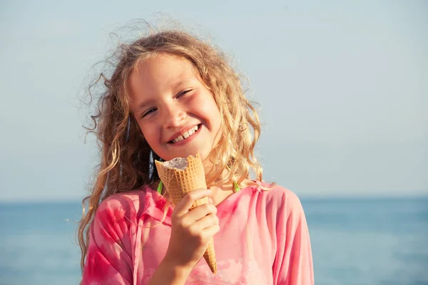 Enfant avec crème glacée — Photo