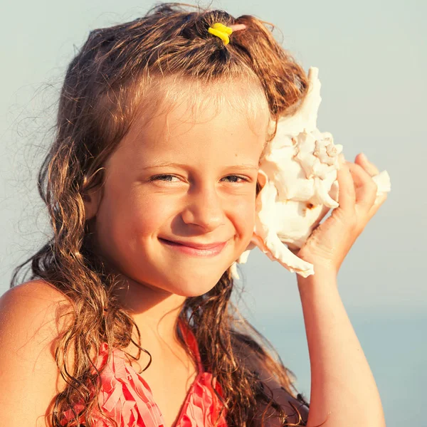 Flicka på havet bakgrund — Stockfoto