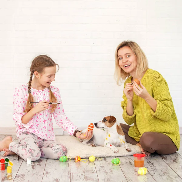 Mamma e bambino decorano le uova di Pasqua — Foto Stock