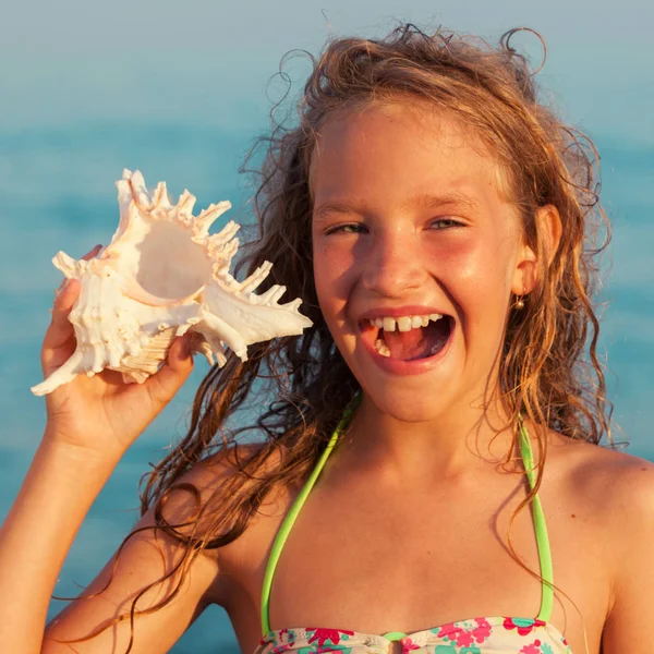 Fille sur fond de mer — Photo