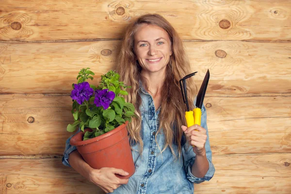 Vrouw in de tuin — Stockfoto