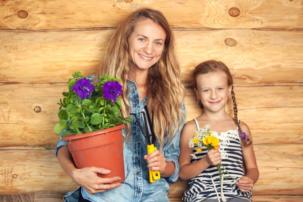 Vrouw en kind in de tuin — Stockfoto