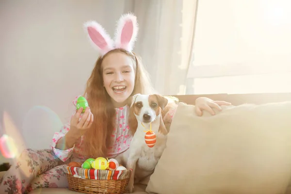 Lykkelig barn med påskeegg – stockfoto
