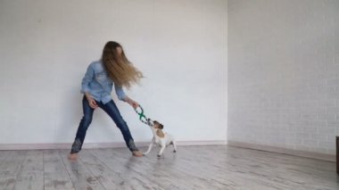 Evde köpeğiyle oynayan çocuk