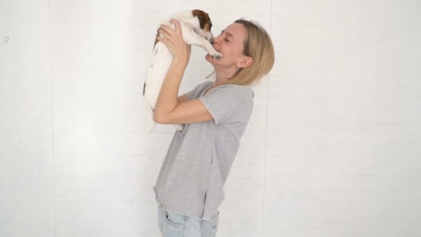Donna con cucciolo — Video Stock
