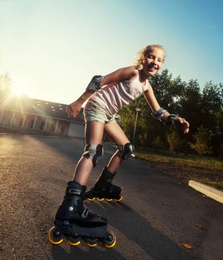 Çocuk tekerlekli paten üzerinde
