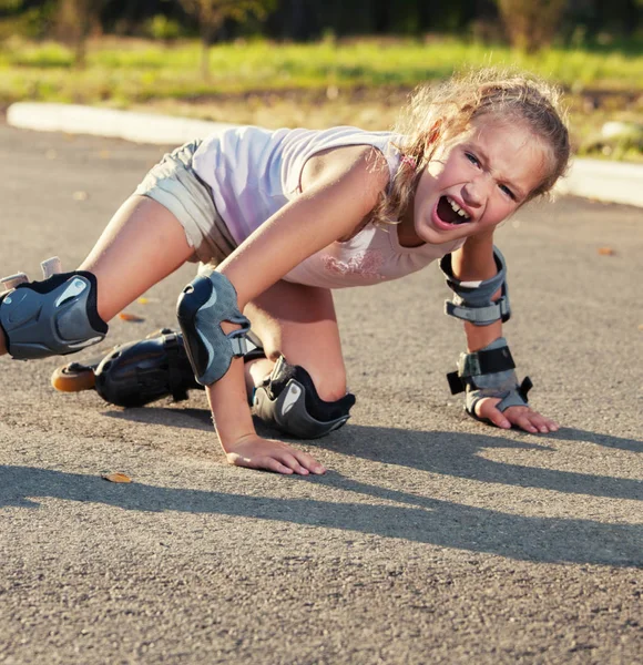 Dítě na kolečkových bruslích — Stock fotografie