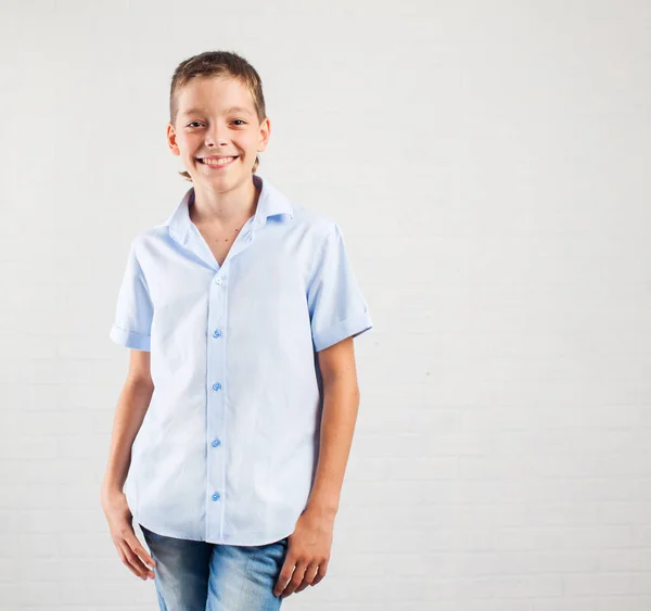 Gelukkig tiener in studio — Stockfoto