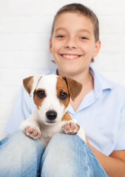 Chlapec s štěně — Stock fotografie