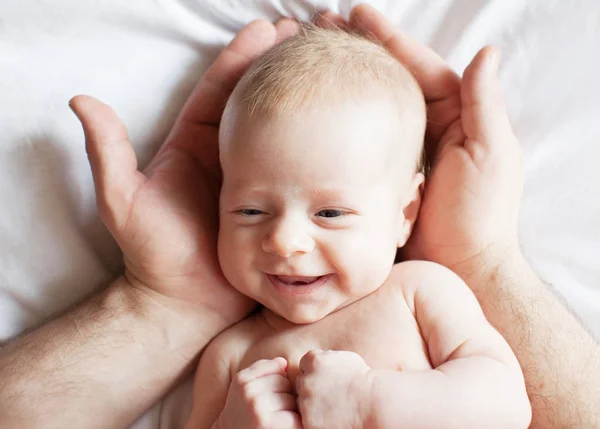 Baby in vaders handen — Stockfoto