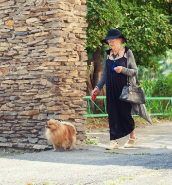 Şık 90 yaşındaki yaşlı kadın şehirde yürüyüş