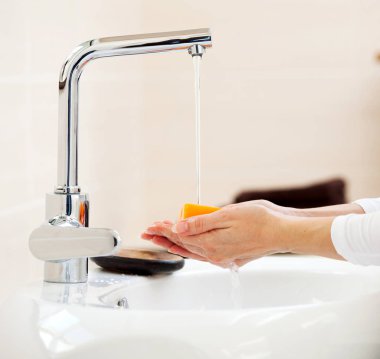 Ellerini yıkayan Kadın