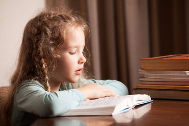 Ödev yapan kız
