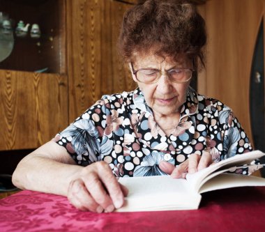 yaşlı kadın kitap okumak