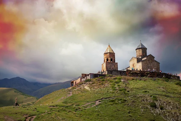 Igreja Gergeti Georgia. Kazbegi. — Fotografia de Stock