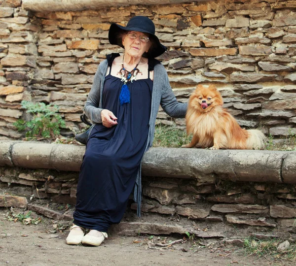 Séta körül város elegáns 90 éves nő — Stock Fotó